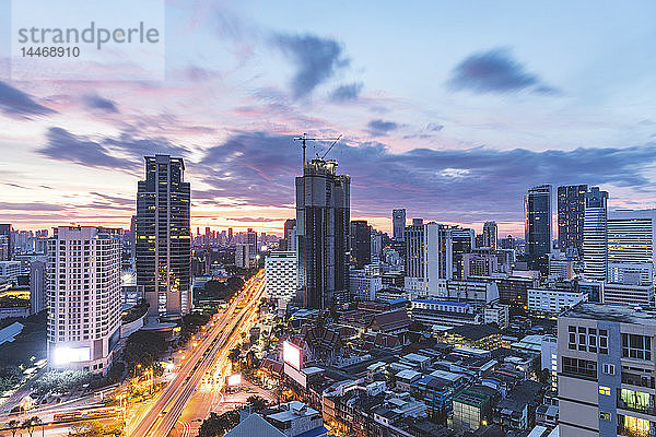 Thailand  Bangkok  Luftaufnahme der Autobahn und der Wolkenkratzer in der Stadt bei Sonnenaufgang