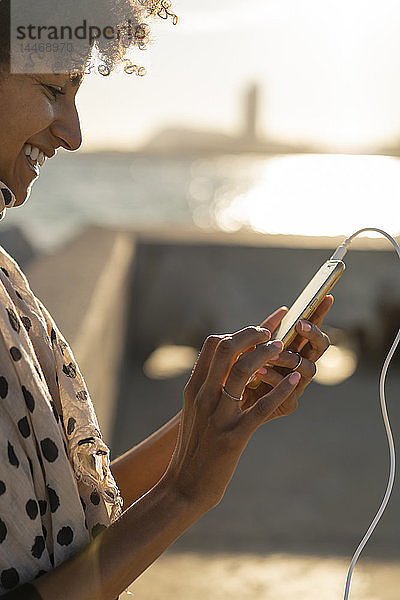 Lächelnde Frau mit Smartphone