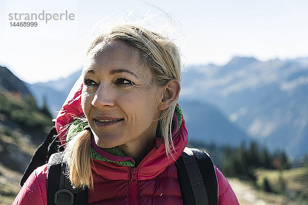 Österreich  Tirol  Porträt einer lächelnden Frau auf einer Wanderung in den Bergen