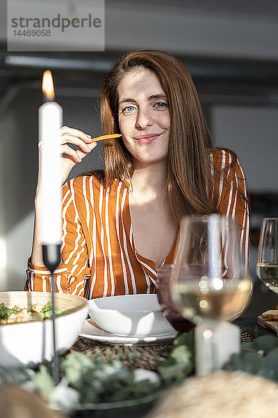 Porträt einer leseköpfigen Frau  die auf einer Dinnerparty sitzt