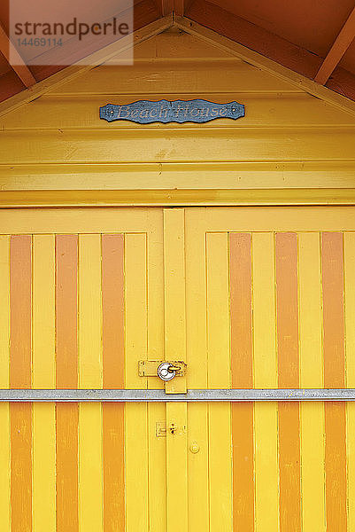 Bunte gelbe Tür eines Strandhauses