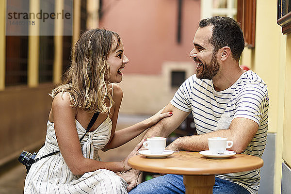 Spanien  Andalusien  Malaga  glückliches Paar beim Kaffee trinken in einer Gasse