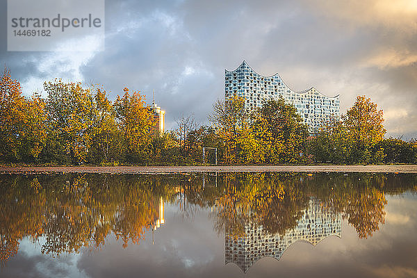 Deutschland  Hamburg  Elbphilharmonie  spiegelt sich im Herbst in einer Pfütze