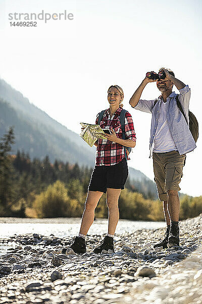Österreich  Alpen  Ehepaar auf einer Wanderung mit Karte und Fernglas