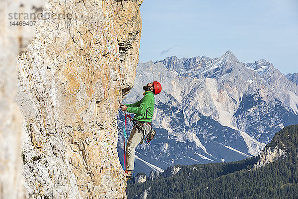 Italien  Cortina d'Ampezzo  Bergsteiger in den Dolomiten