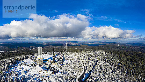 Deutschland  Hessen  Schmitten  Luftbild des Großen Feldbergs  Sendemast und Aussichtsturm im Winter