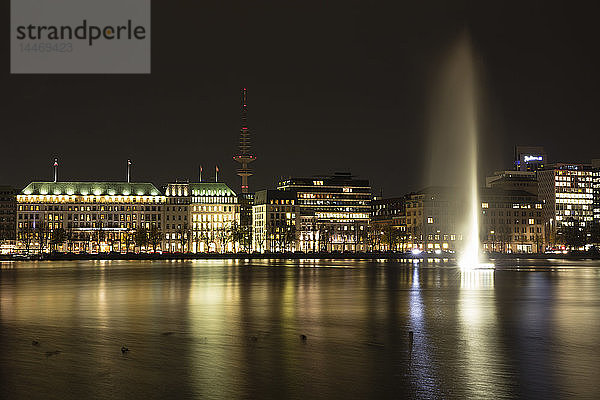 Deutschland  Hamburg  Blick zum Jungfernstieg mit Binnenalster im Vordergrund bei Nacht