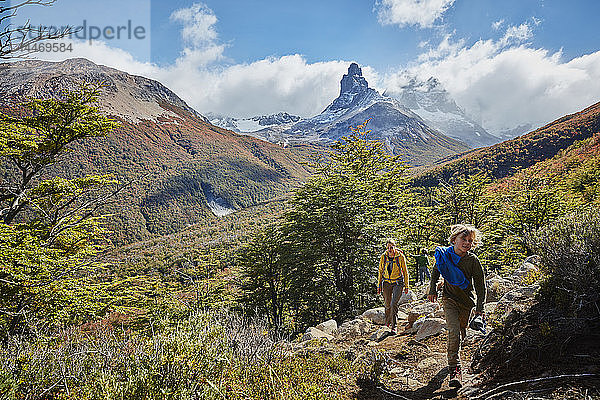 Chile  Cerro Castillo  Mutter mit zwei Söhnen auf einer Wanderung in den Bergen