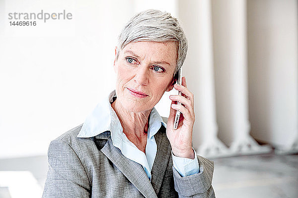 Porträt einer reifen Geschäftsfrau am Telefon