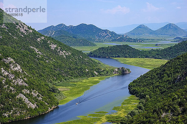 Montenegro  Fluss Crnojevic und Skadarsee vom Aussichtspunkt Pavlova Strana aus gesehen