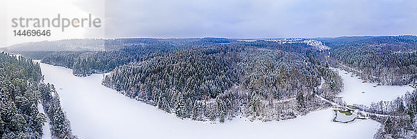 Deutschland  Baden-Württemberg  Rems-Murr-Kreis  Schwäbischer Wald  Luftaufnahme von Wald und Herrenbach-Stausee im Winter