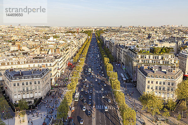 Frankreich  Paris  Stadtbild mit Avenue des Champs-Elysées