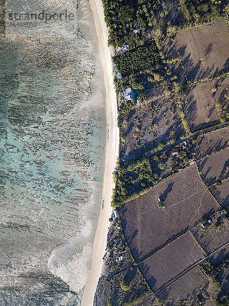 Indonesien  West-Sumbawa  Luftaufnahme des Strandes von Jelengah  Surfstrand am Scar-Riff