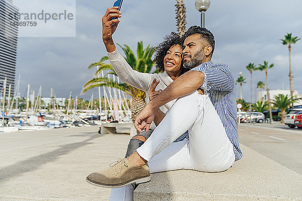 Spanien  Barcelona  glückliches Paar beim Selfie im Yachthafen