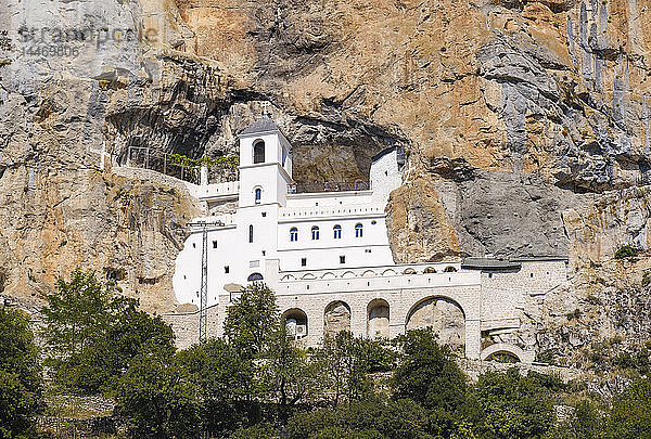 Montenegro  Provinz Danilovgrad  serbisch-orthodoxes Kloster Ostrog  Kirche in Felswand
