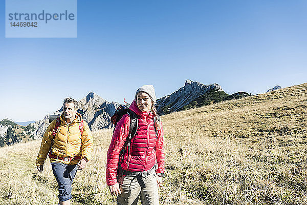 Österreich  Tirol  Paar beim Wandern in den Bergen