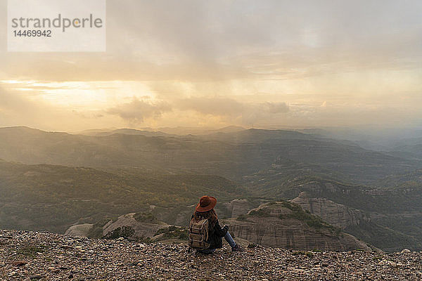 Frau mit Rückenlehne  auf Berg sitzend  Blick auf Aussicht