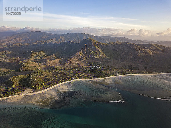 Indonesien  West-Sumbawa  Luftaufnahme des Strandes von Jelengah  Surfstrand am Scar-Riff