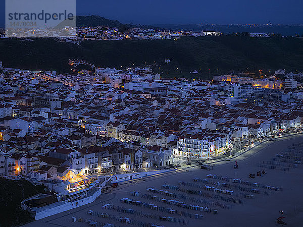 Portugal  Nazare  Strand von Nazare bei Nacht