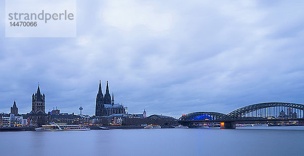 Deutschland  Köln  Stadtansicht mit Kölner Dom zur blauen Stunde
