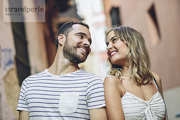 Spanien  Andalusien  Malaga  glückliches Touristenpaar  das sich in der Stadt ansieht