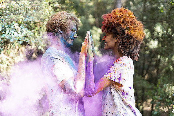 Liebespaar feiert Holi  Fest der Farben