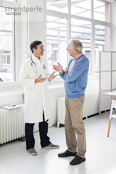 Arzt und Patient im Gespräch in der medizinischen Praxis