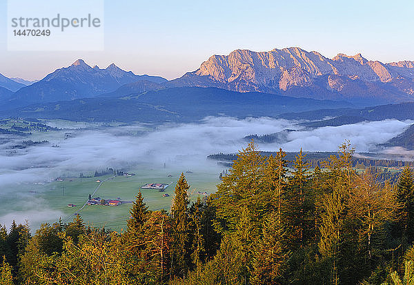 Deutschland  Oberbayern  Werdenfelser Land  Wettersteingebirge  Blick von Krepelschrofen bei Wallgau
