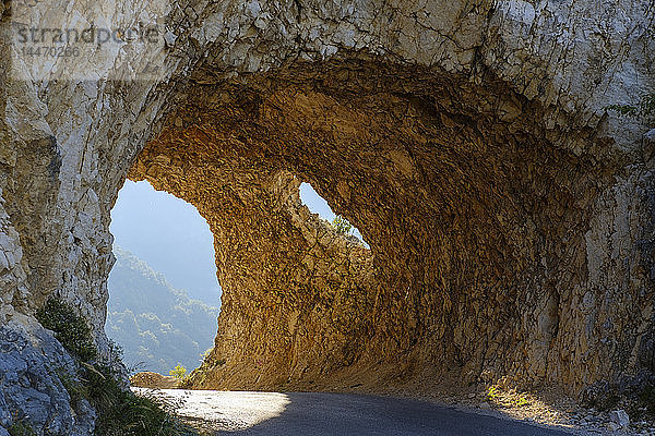 Montenegro  Provinz Pluzine  Tunnel  Bergstraße R-16