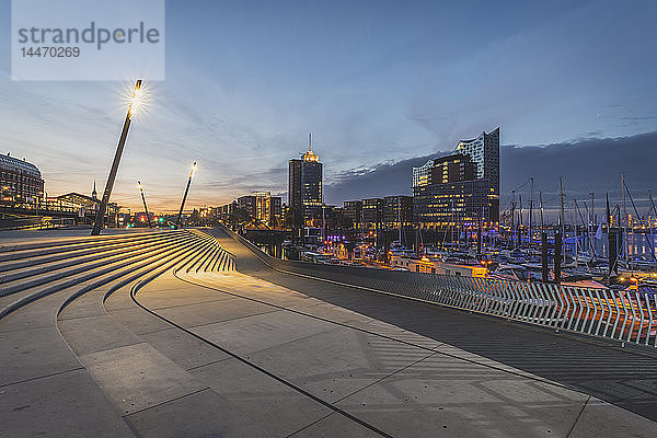 Deutschland  Hamburg  Hafencity mit Elbphilharmonie im Hintergrund