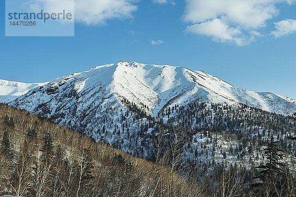 Hokkaido  schneebedeckter Berg im Daisetsuzan-Nationalpark