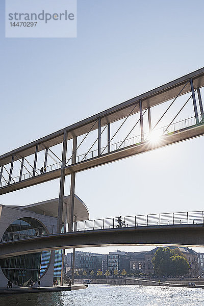 Deutschland  Berlin  Bezirk Mitte  Regierungsviertel  'Band des Bundes'  Brücke zwischen Ost und West  Paul-Loebe-Gebäude und Marie-Elisabeth-Lueders-Gebäude