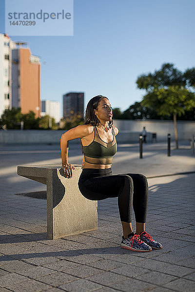 Junge Frau beim Workout in der Stadt