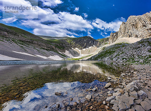 Italien  Umbrien  Sibillinische Berge  Lago di Pilato im Sommer