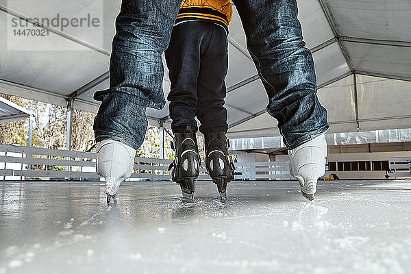 Grossvater und Grossvater auf der Eisbahn  Schlittschuhlaufen