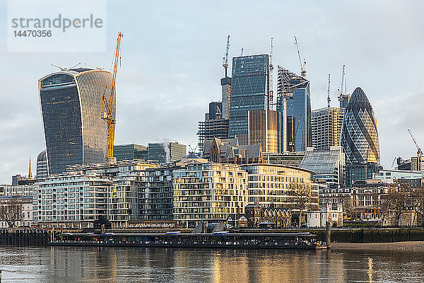 Vereinigtes Königreich  England  London  Finanzdistrikt mit modernen Wolkenkratzern im Morgenlicht  lange Belichtung