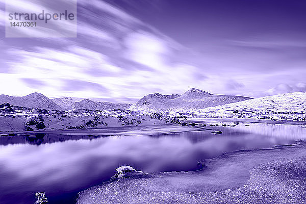 Vereinigtes Königreich  Schottland  Rannoch Moor  Loch Ba und Black Mount Mountain Range im Winter