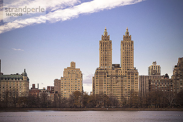 USA  New York  Manhattan  Central Park  Jaqueline Kennedy Onassis Reservoir und San Remo Gebäude  Wohnturm