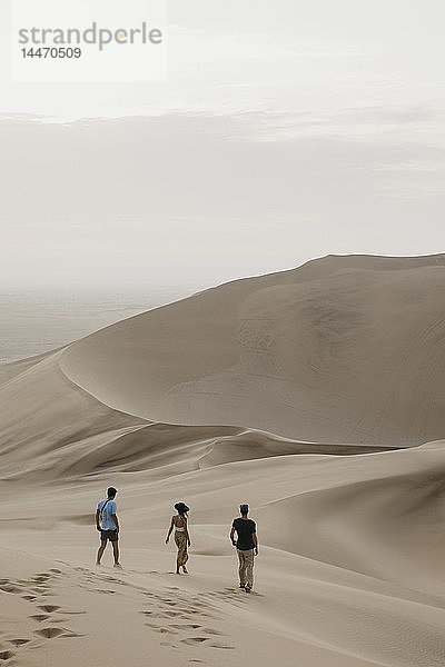 Namibia  Namib  drei Freunde auf Wüstendünenwanderung