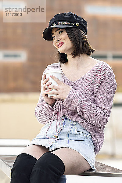 Porträt einer modischen jungen Frau mit Kaffee zum Mitnehmen