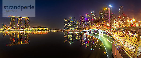 Singapur  Marina Bay Sands Hotel bei Nacht