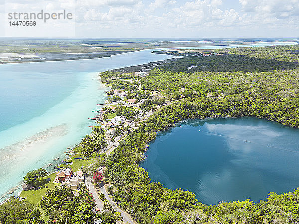 Mexiko  Yucatan  Quintana Roo  Lagune von Bacalar  Drohnenbild