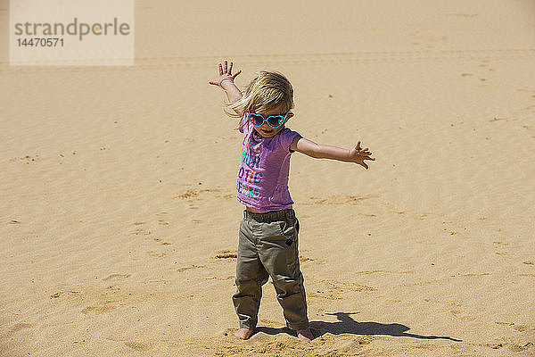 Spanien  Kanarische Inseln  Fuerteventura  Parque Natural de Corralejo  verspieltes Mädchen in Sanddünen