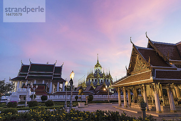 Thailand  Bangkok  Loha Prasat-Tempel in der Abenddämmerung