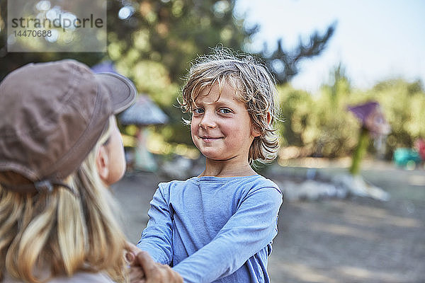 Porträt eines lächelnden Jungen mit Mutter im Freien