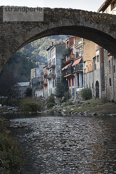 Spanien  Katalonien  Osor  Blick auf alte Steinbrücke über den Fluss Ter