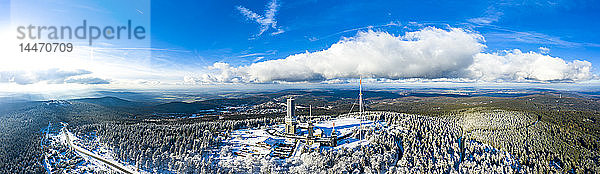 Deutschland  Hessen  Schmitten  Luftbild des Großen Feldbergs  Sendemast und Aussichtsturm im Winter