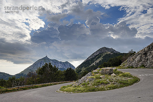 Montenegro  Lovcen-Nationalpark  kurvenreiche Bergstraße nach Jezerski Vrh