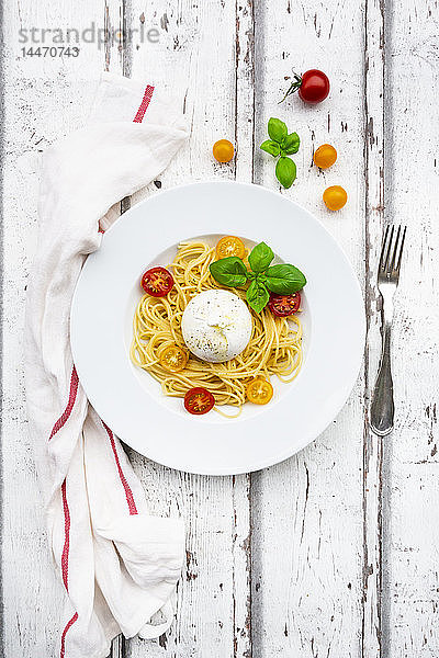 Spaghetti mit Tomaten  Burrata und Basilikumblättern