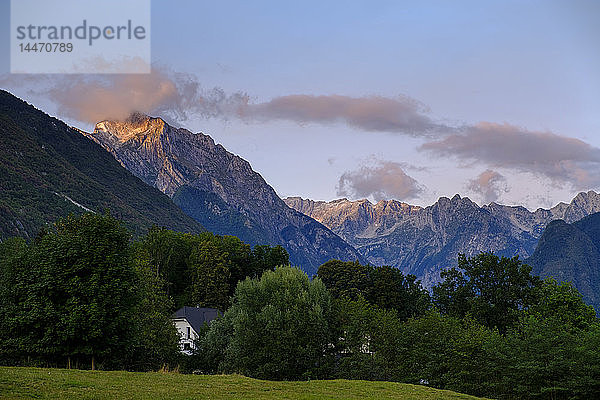 Slowenien  Julische Alpen  Triglav-Gebirge  Soca-Tal  bei Bovec  Berg Vrh Krnice  verstecktes Haus